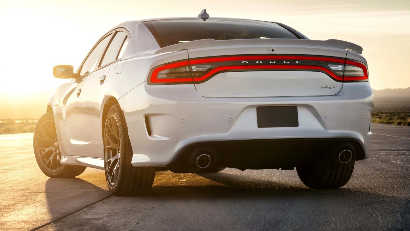 Вид сзади на Dodge Charger SRT 2015