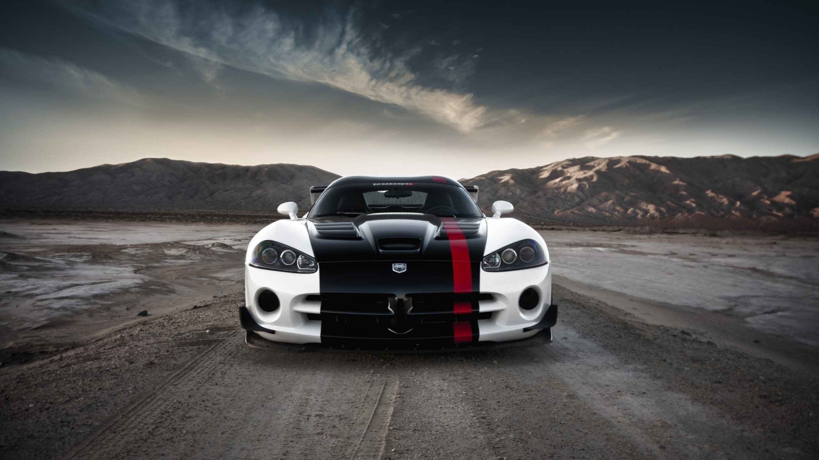 Черно белый Dodge Viper в пустыне