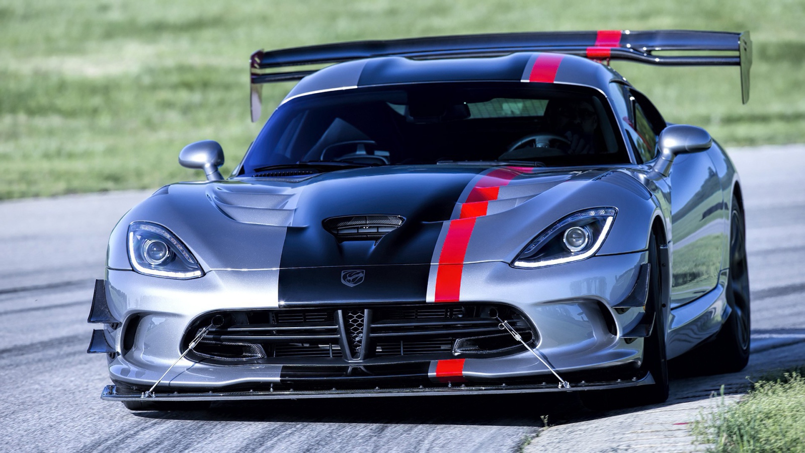 Серебристый Dodge Viper ACR с черной полосой
