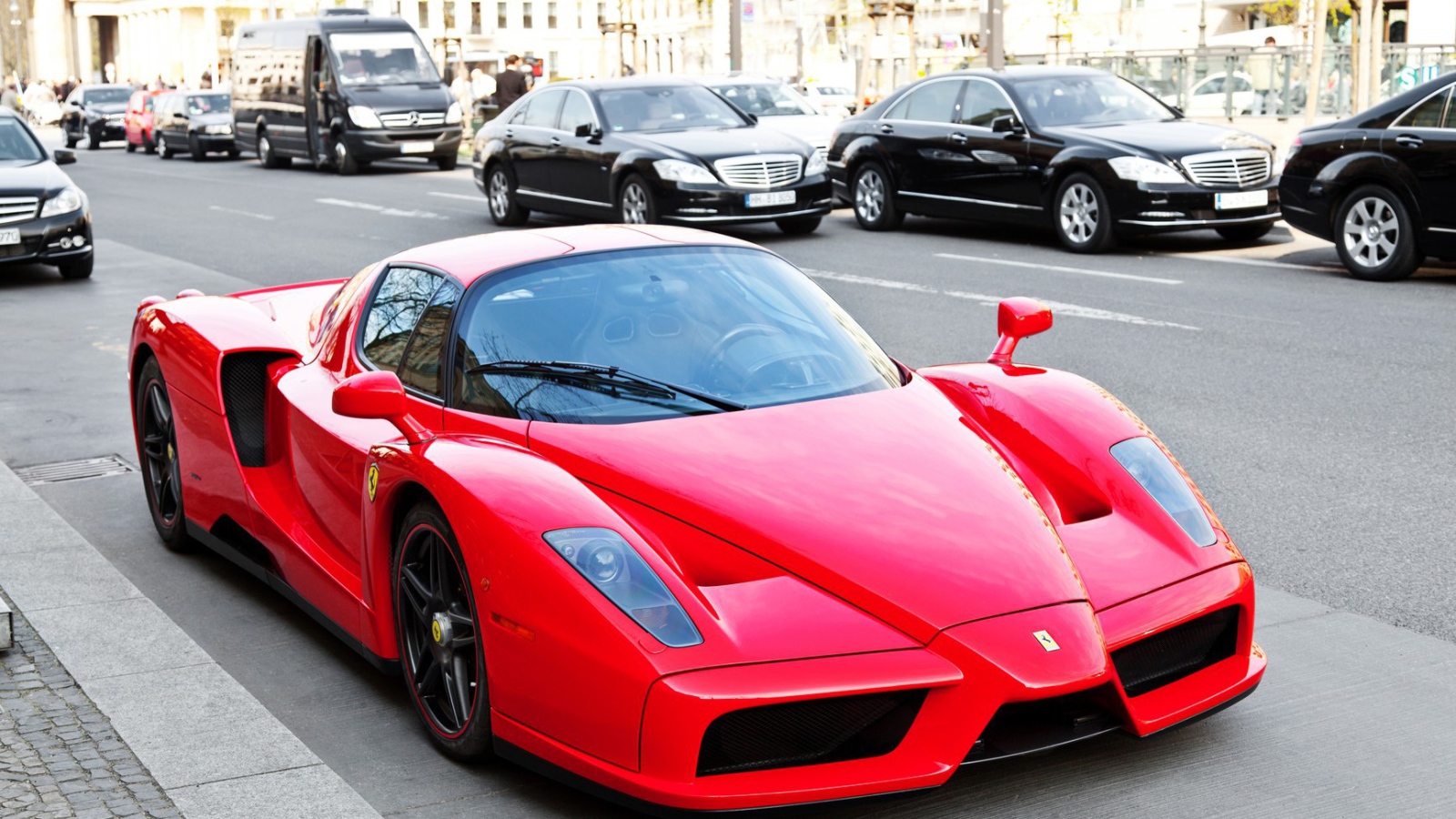 Красный Ferrari Enzo на городской улице