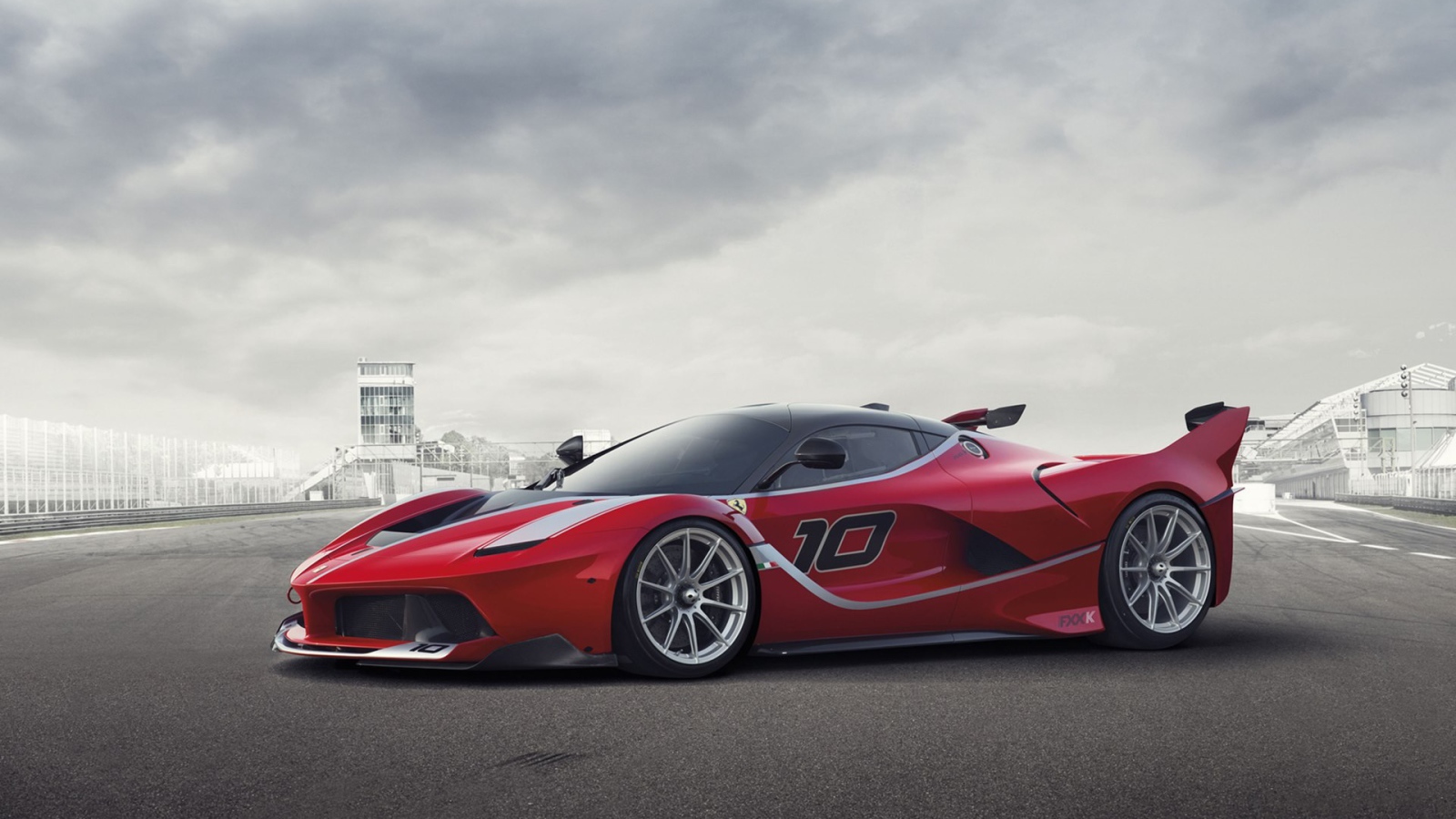 Красный автомобиль Ferrari FXX K