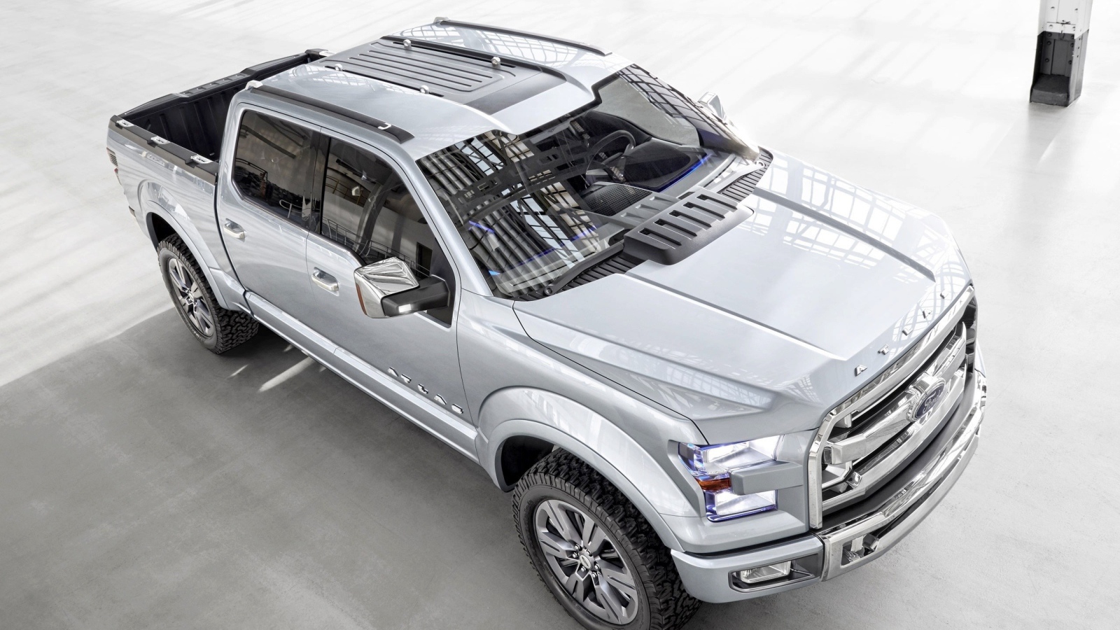 Мощный серебристый Форд пикап