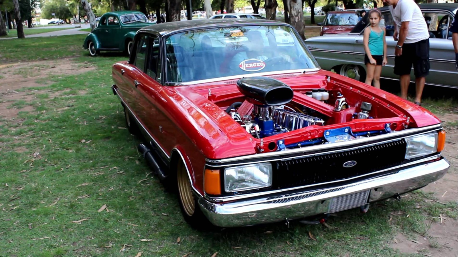 Красный Ford Falcon без капота