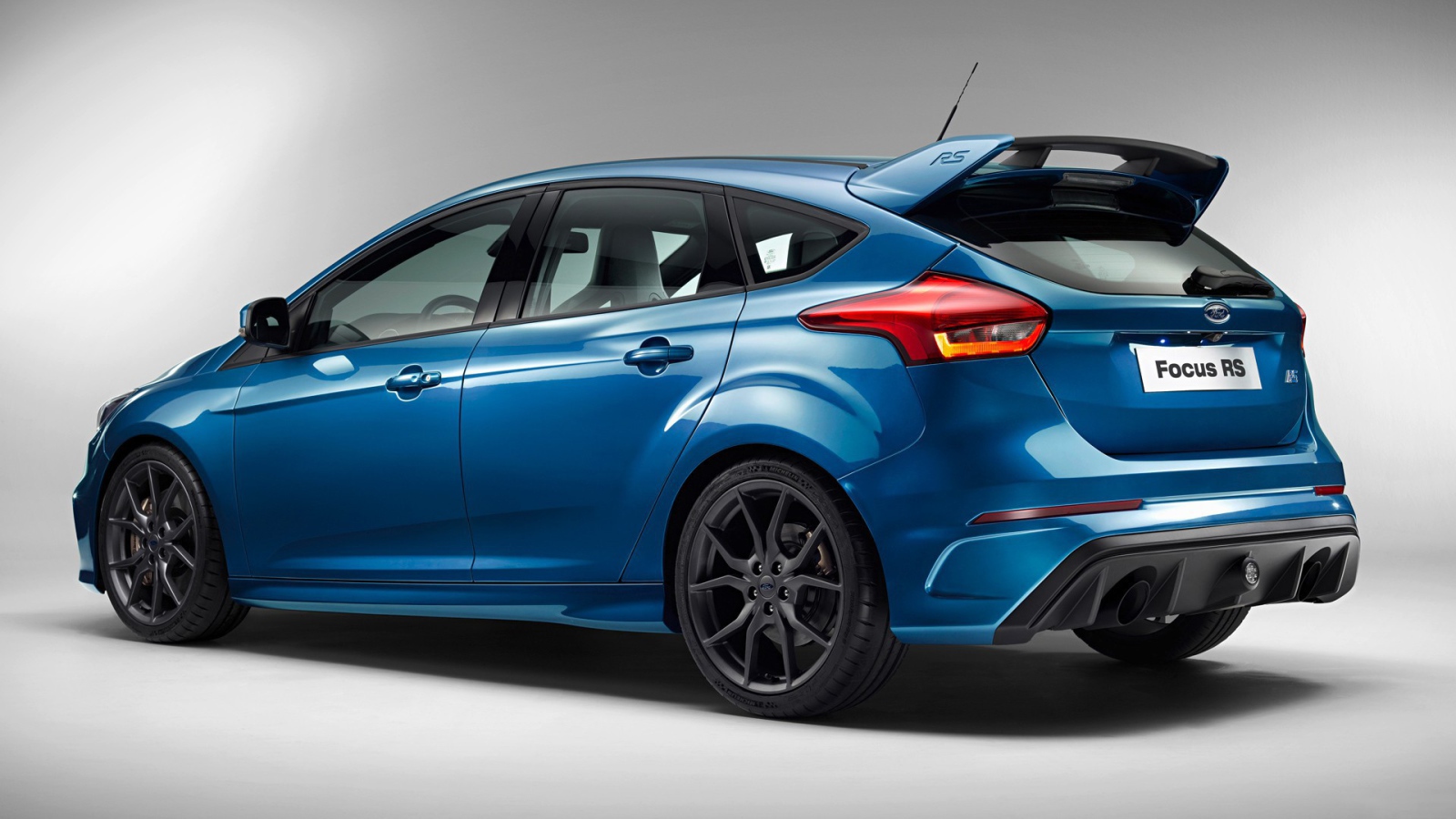 Голубой Ford Focus RS на сером фоне