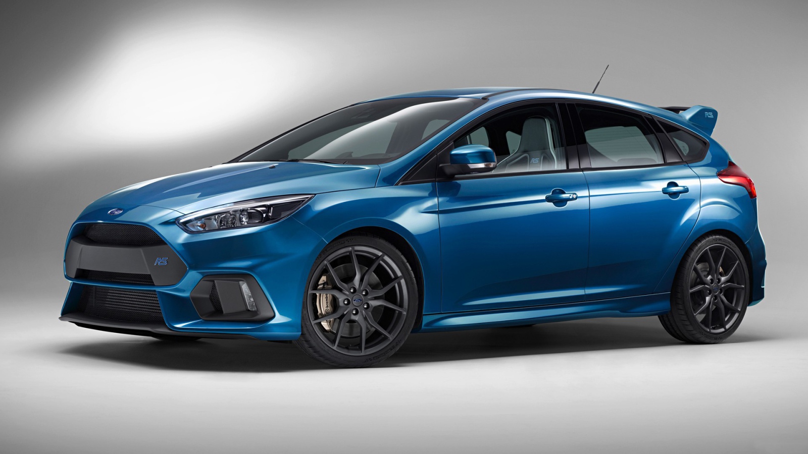 Вид в профиль на голубой Ford Focus RS на сером фоне