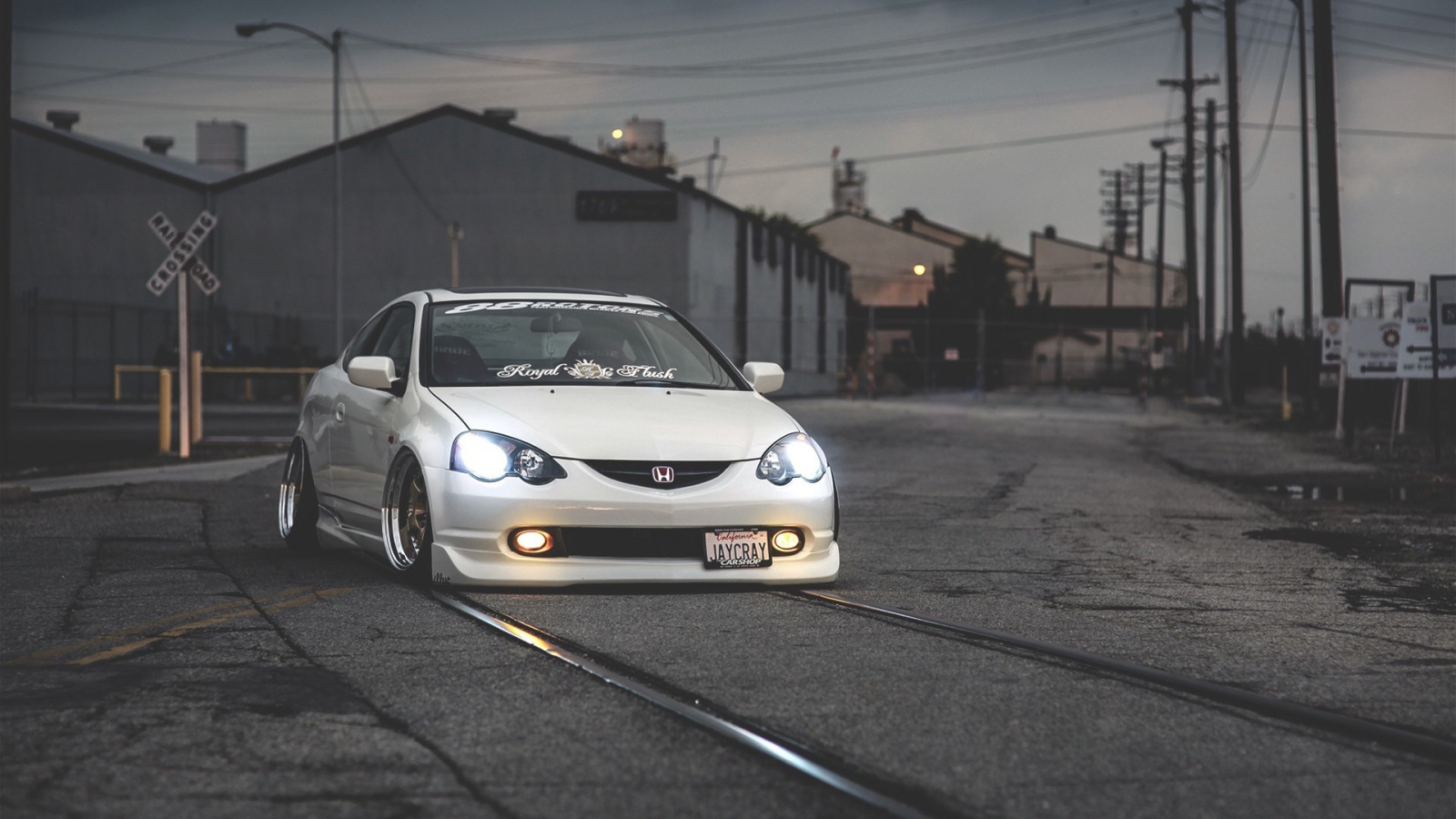 Белая Honda acura rsx на трамвайных рельсах