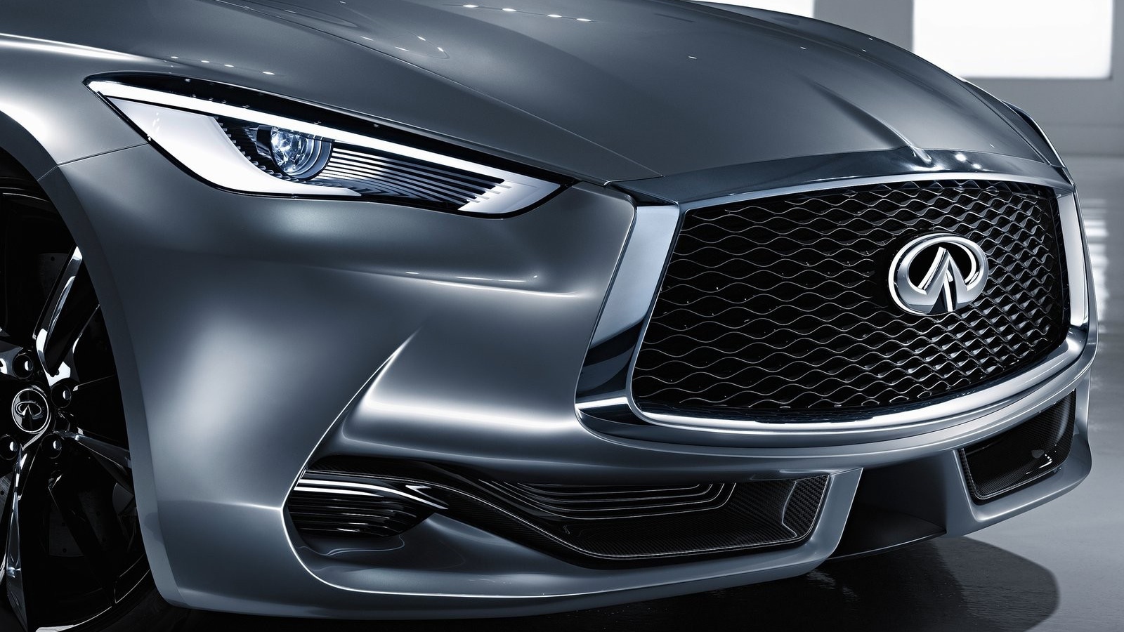 Вид спереди на новый Infiniti