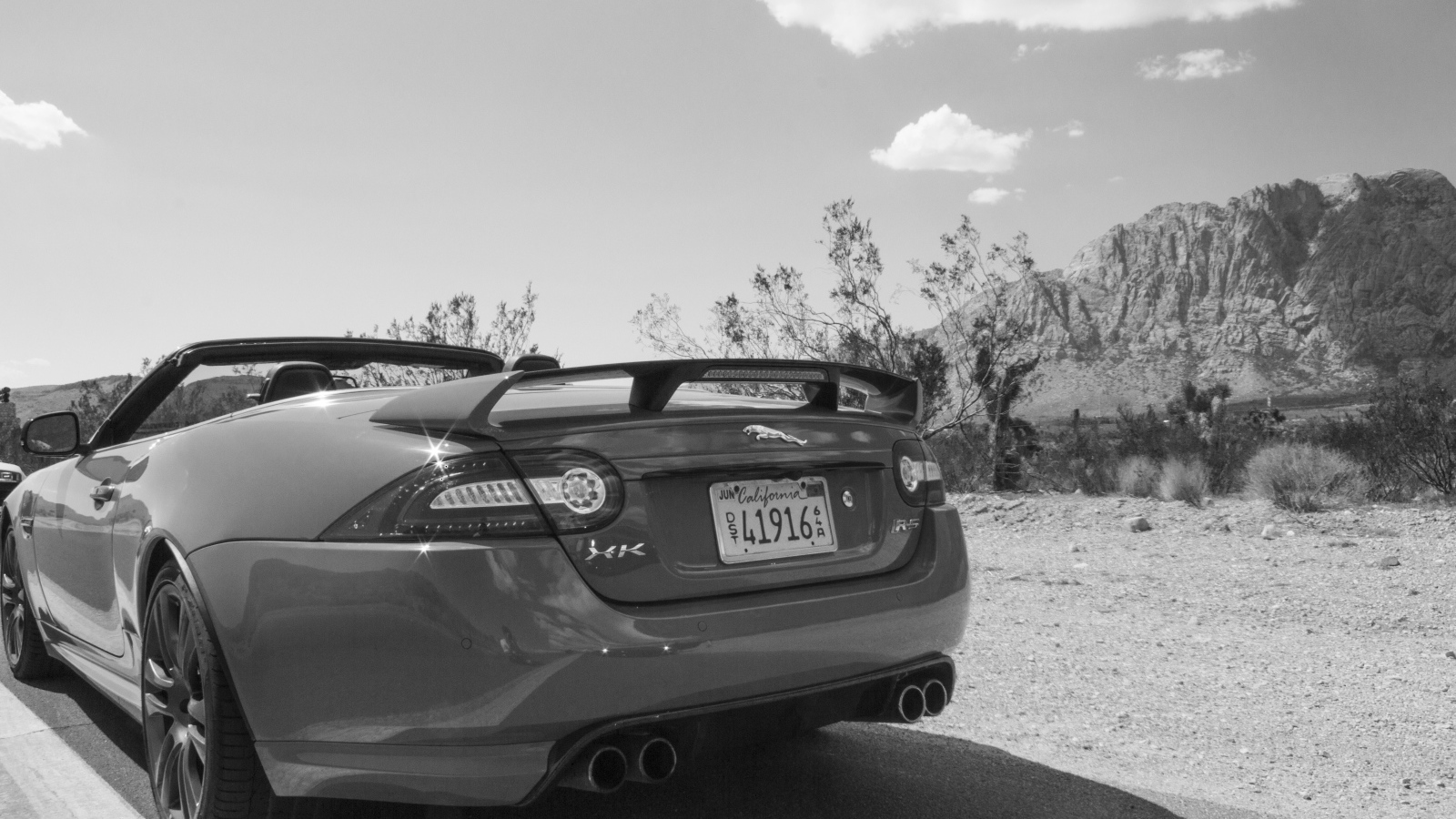 Черно белое фото автомобиля Jaguar