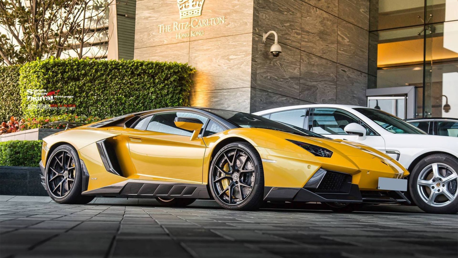 Автомобиль Novitec Torado Lamborghini Aventador NL2 на парковке