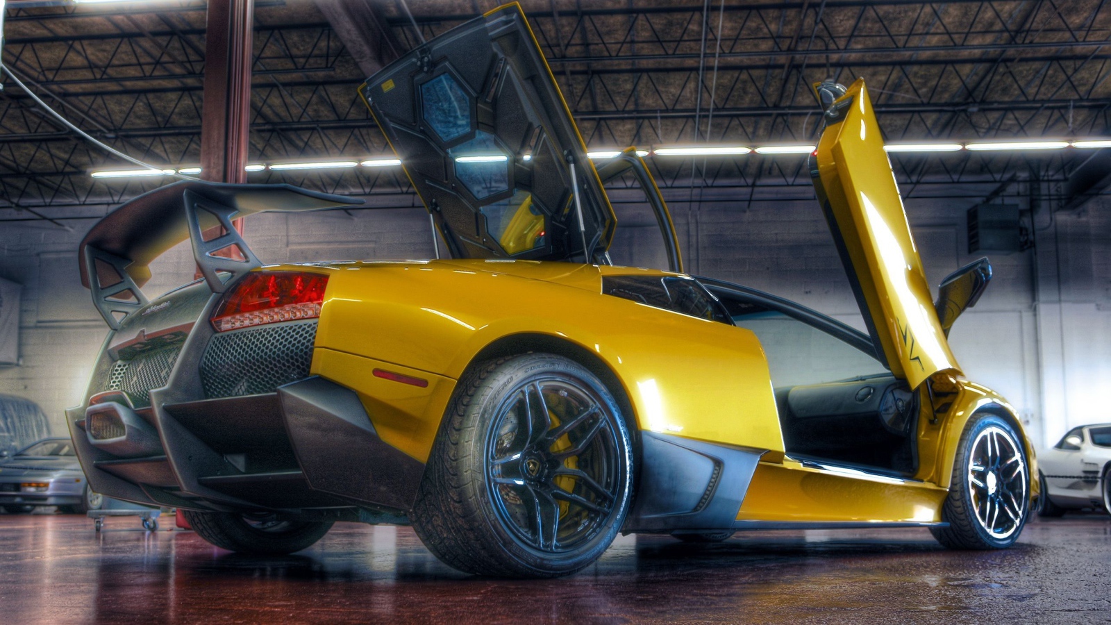 Великолепный Lamborghini Miura желтого цвета