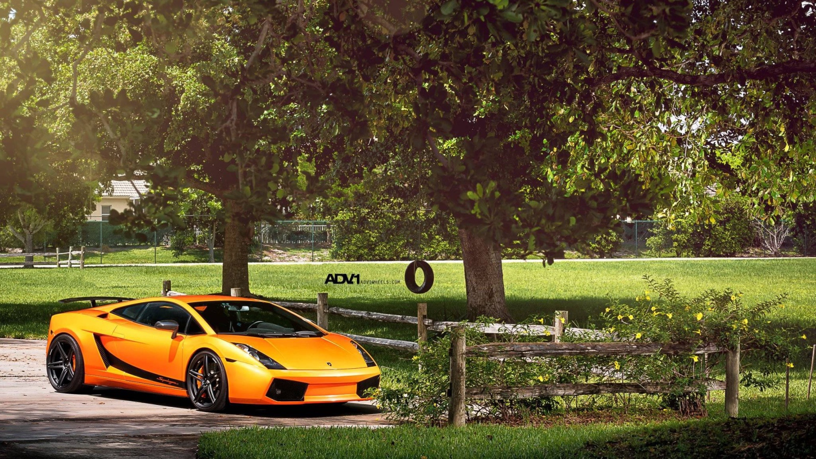 Оранжевый Lamborghini у фермерского забора