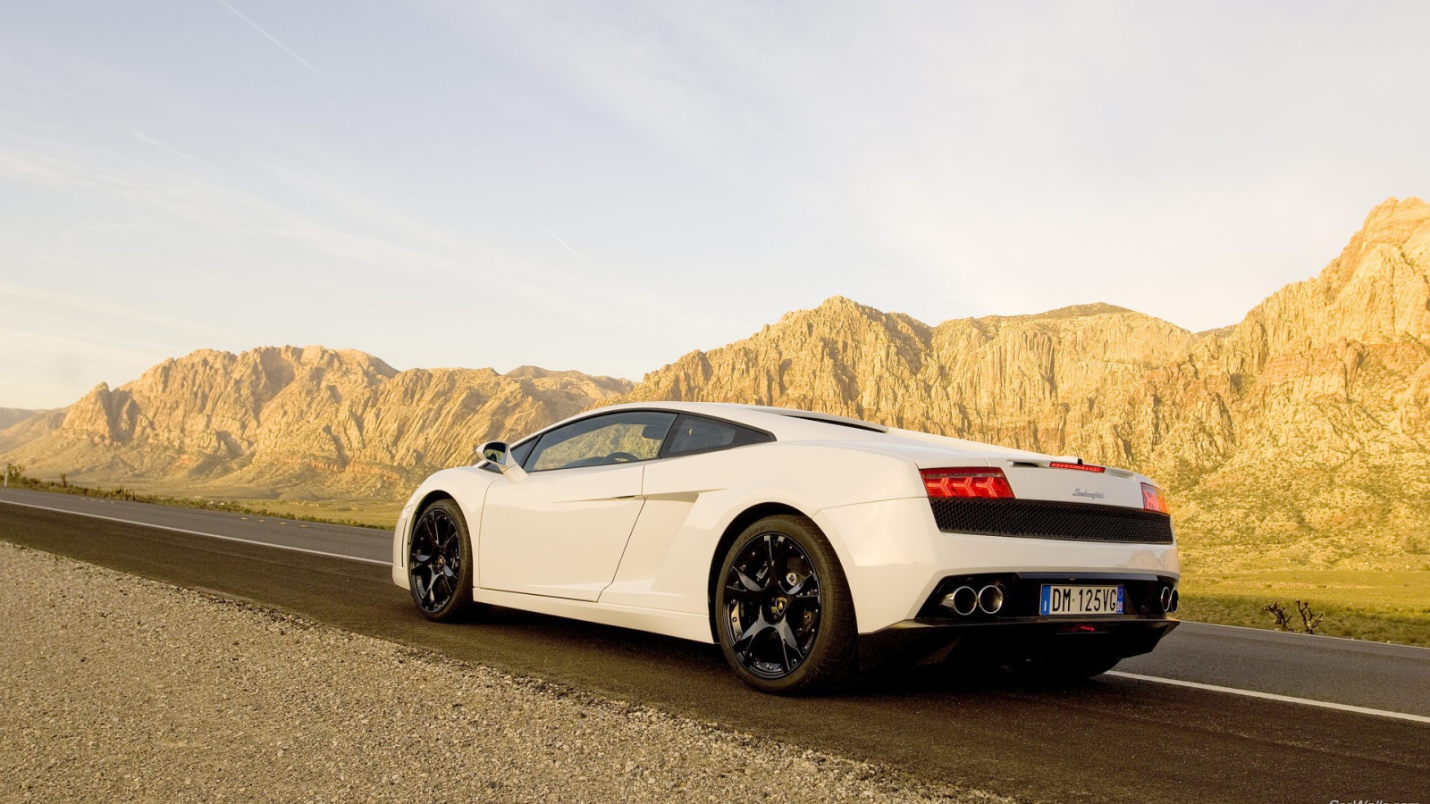 Белый Lamborghini Gallardo в Долине монументов