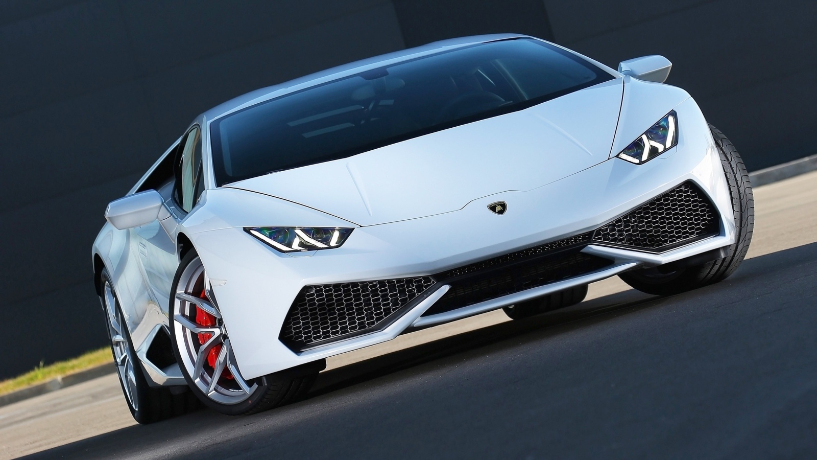 Белый автомобиль Lamborghini Huracan