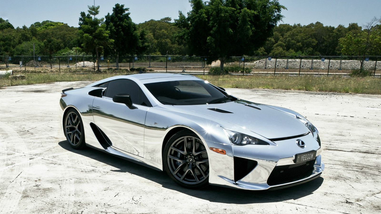 Серебристый автомобиль Lexus LFA