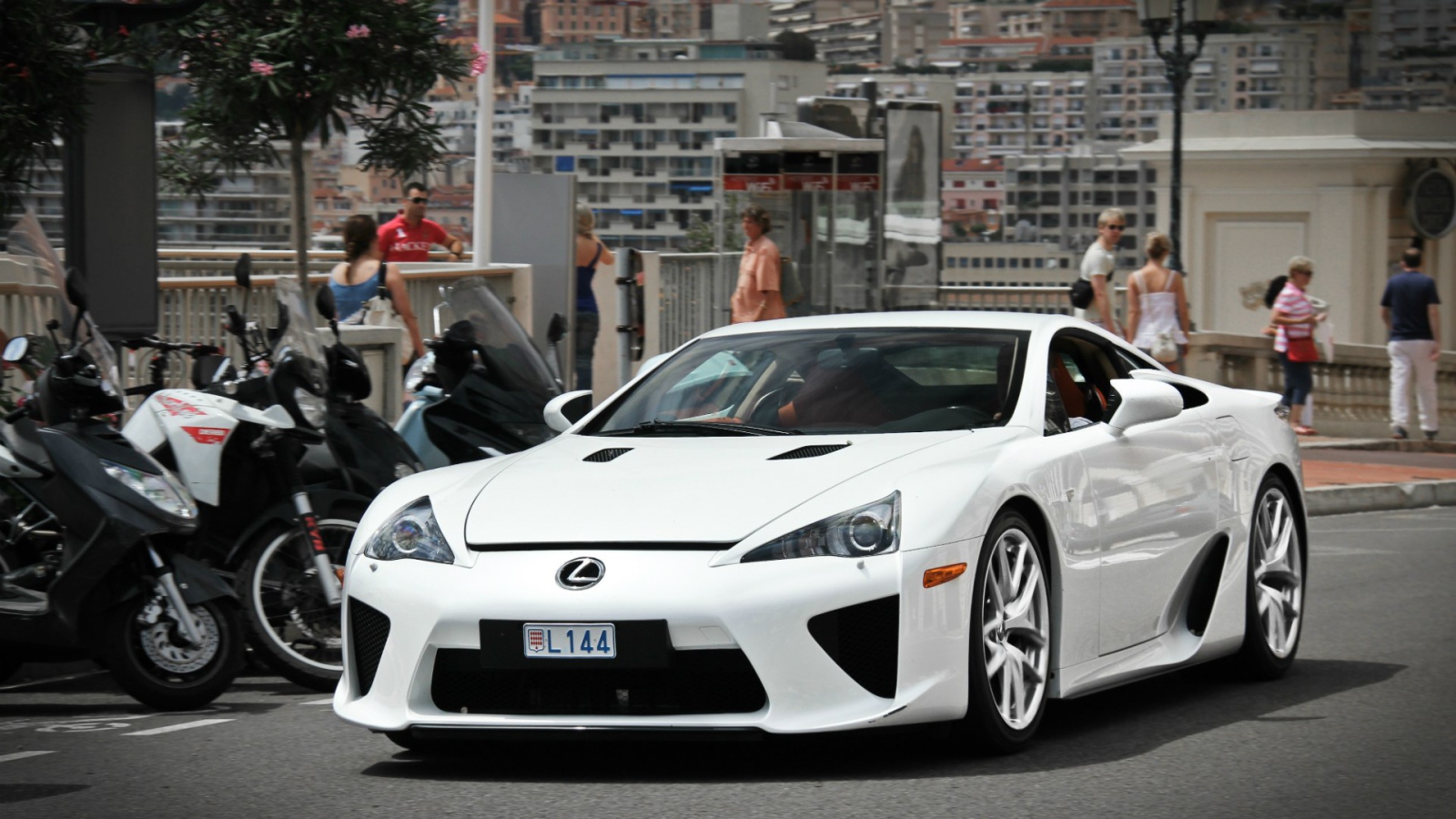 Белый автомобиль Lexus LFA