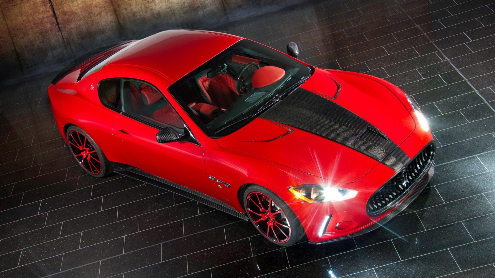 Красивый красный автомобиль Maserati