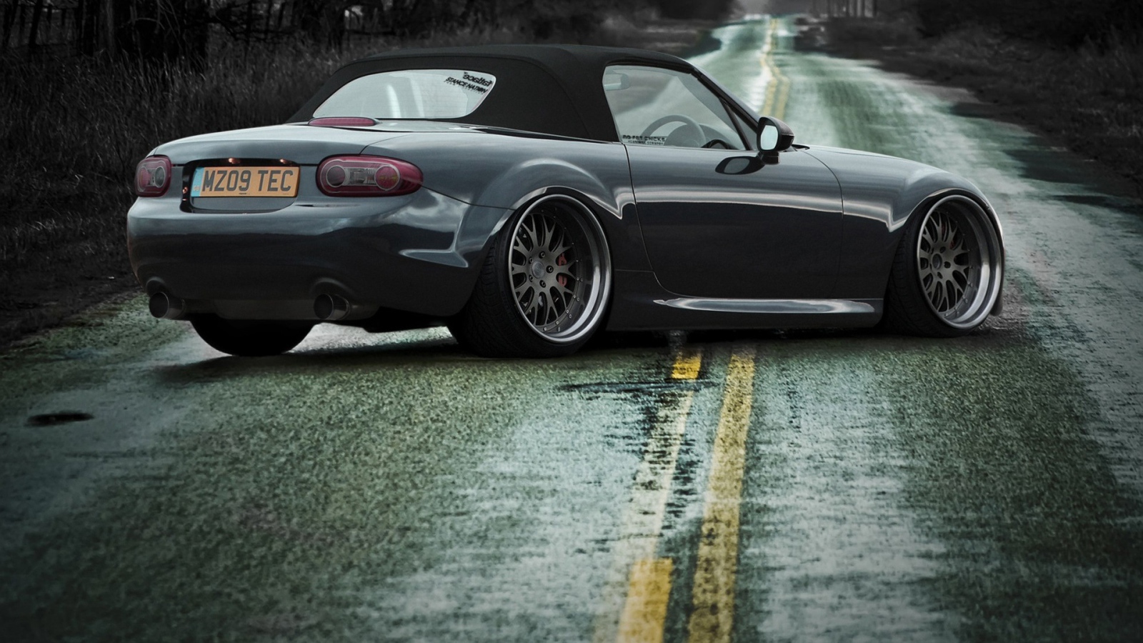 Автомобиль Mazda MX-5 стоит поперек шоссе