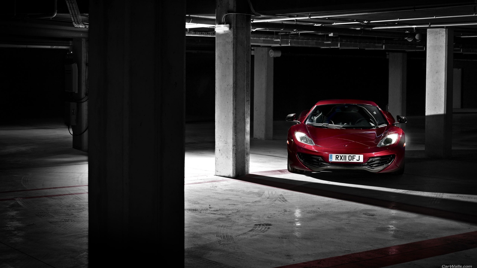 Красный McLaren MP4-12C на подземной парковке