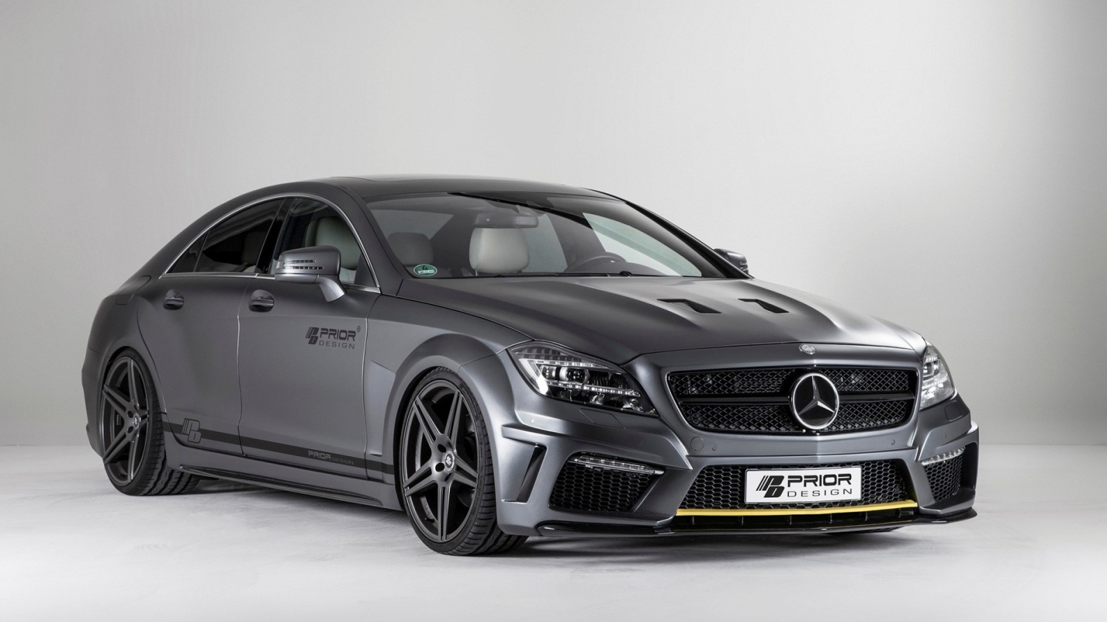 Красивый Mercedes-Benz CLS PD550 Black Edition