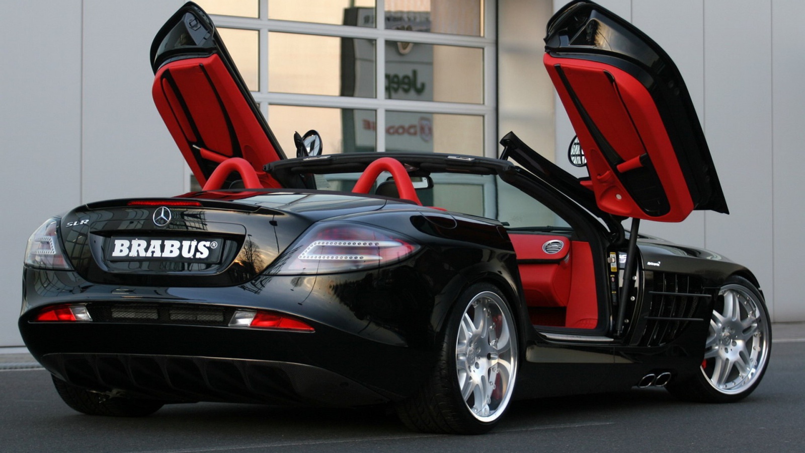 Черный Mercedes с открытыми дверями