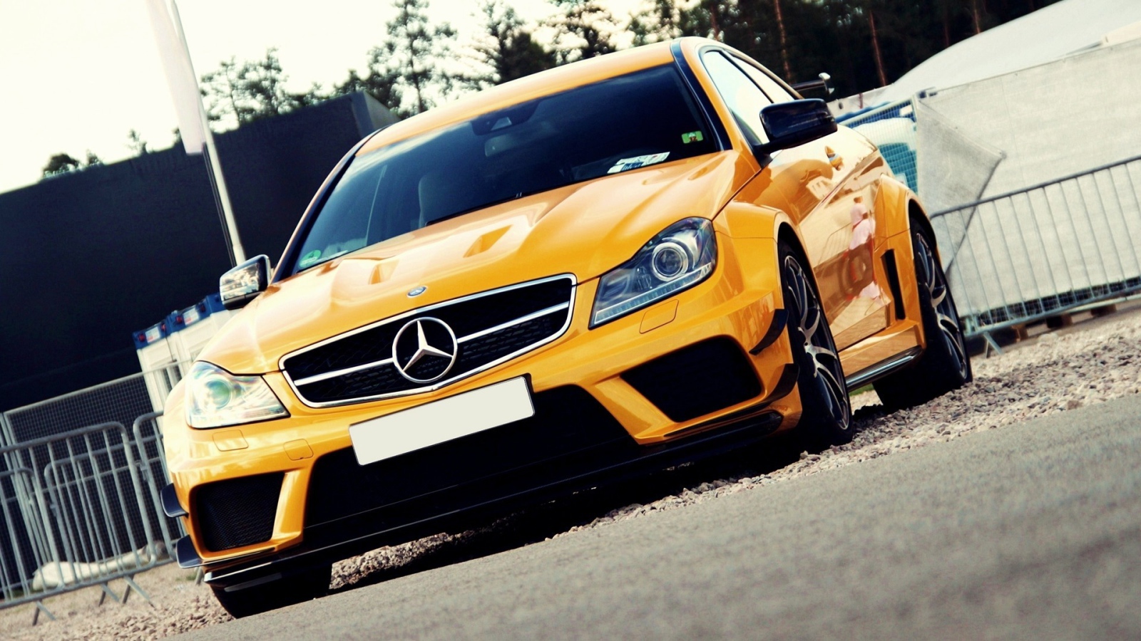 Светло оранжевый Mercedes-Benz