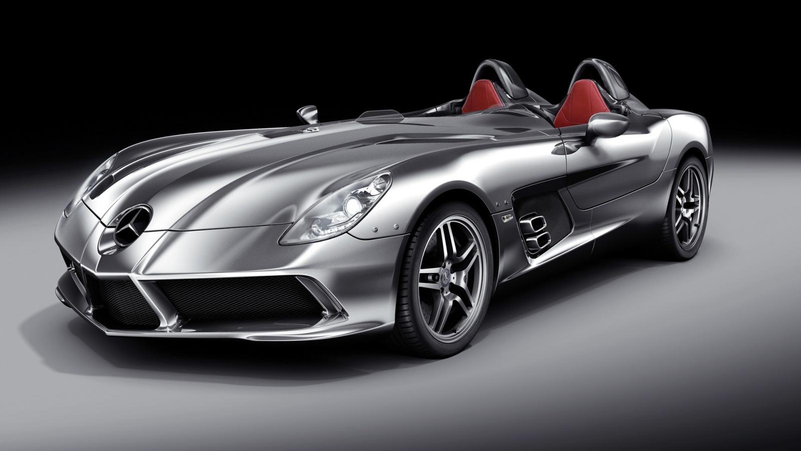 Серебристый двухместный Мерседес