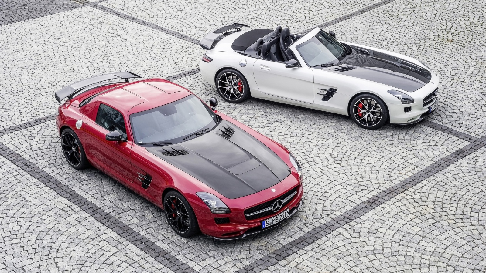 Красный и белый Mercedes-Benz SLS AMG на брусчатке