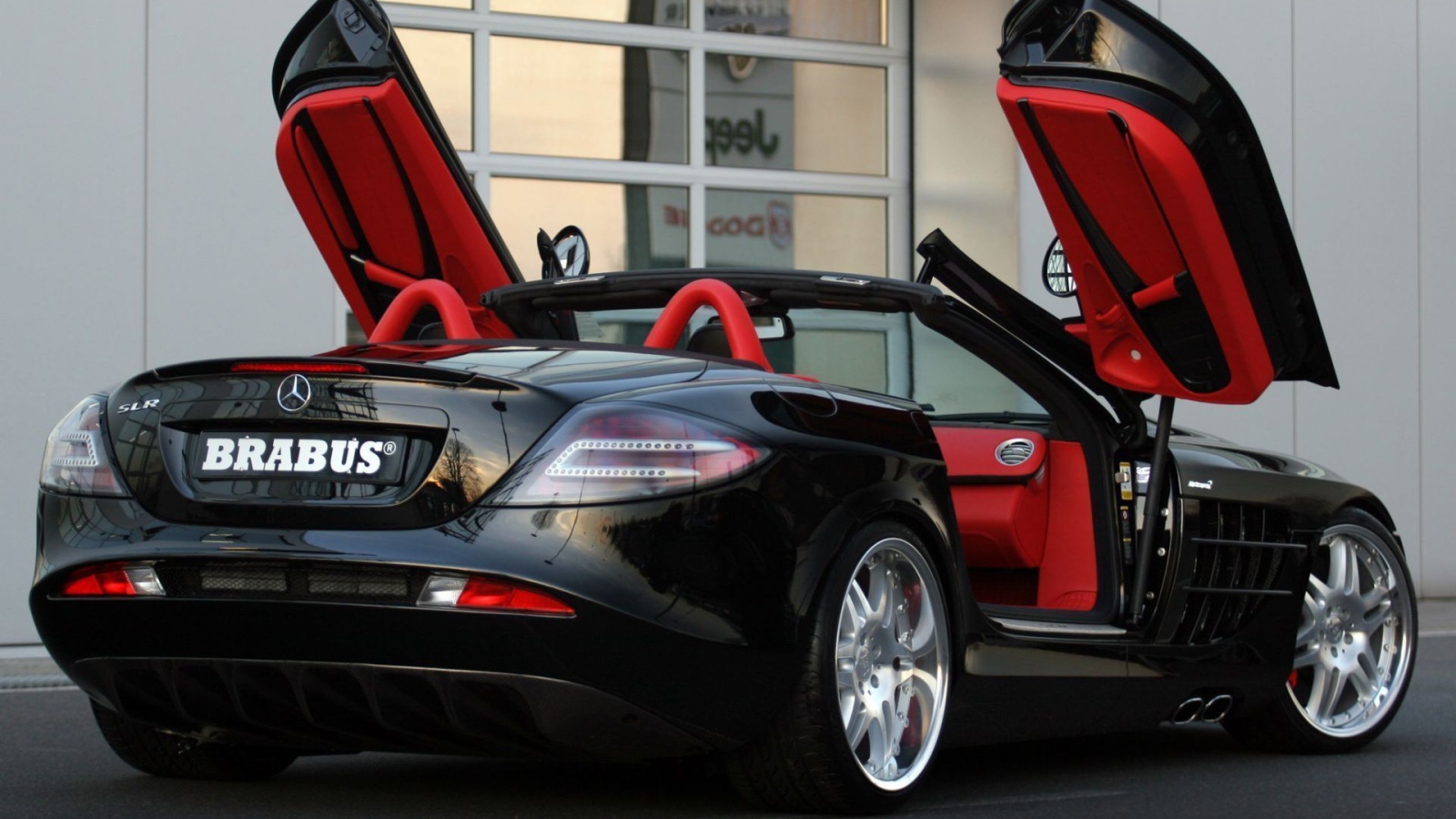 Вертикальное открытие дверей в автомобиле Мерседес Брабус