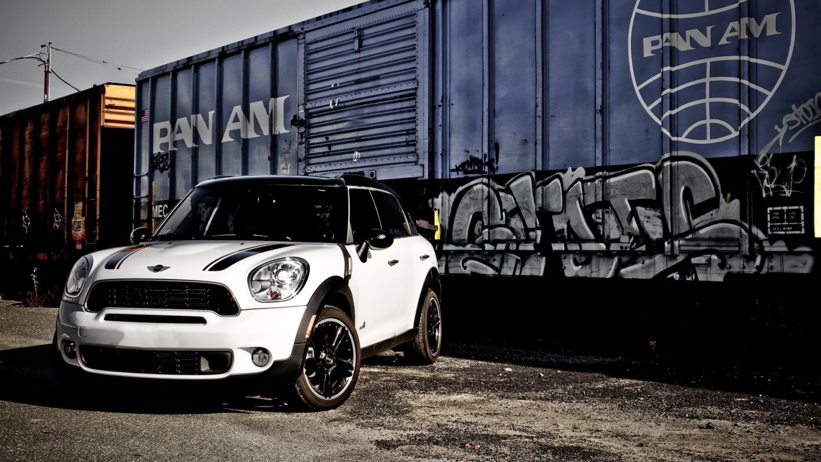 Белый Mini Cooper возле железной дороги