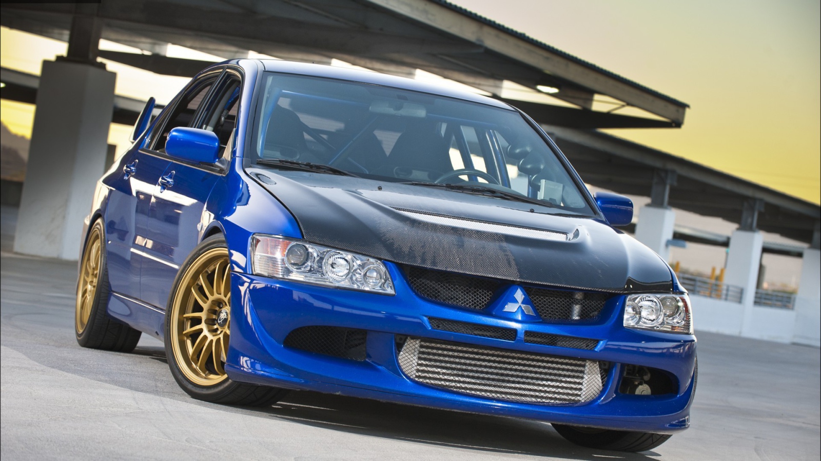 Голубой спортивный Mitsubishi Lancer Evolution IX