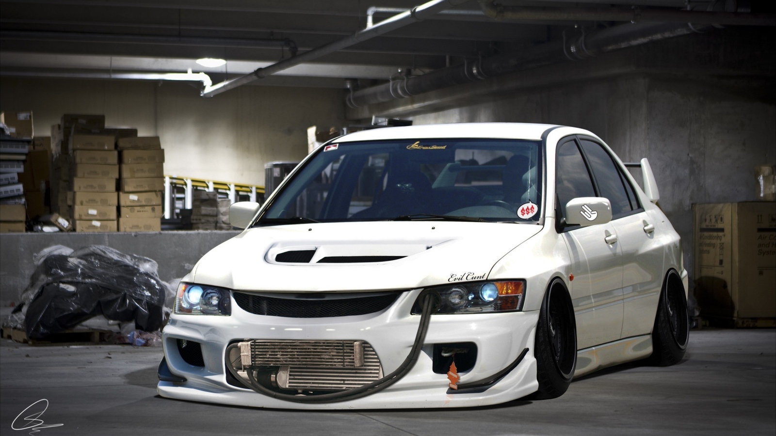 Белый Mitsubishi с низкой посадкой