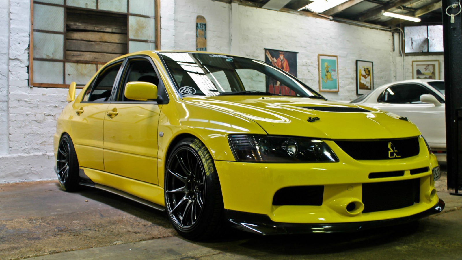 Желтый Mitsubishi Lancer Evolution