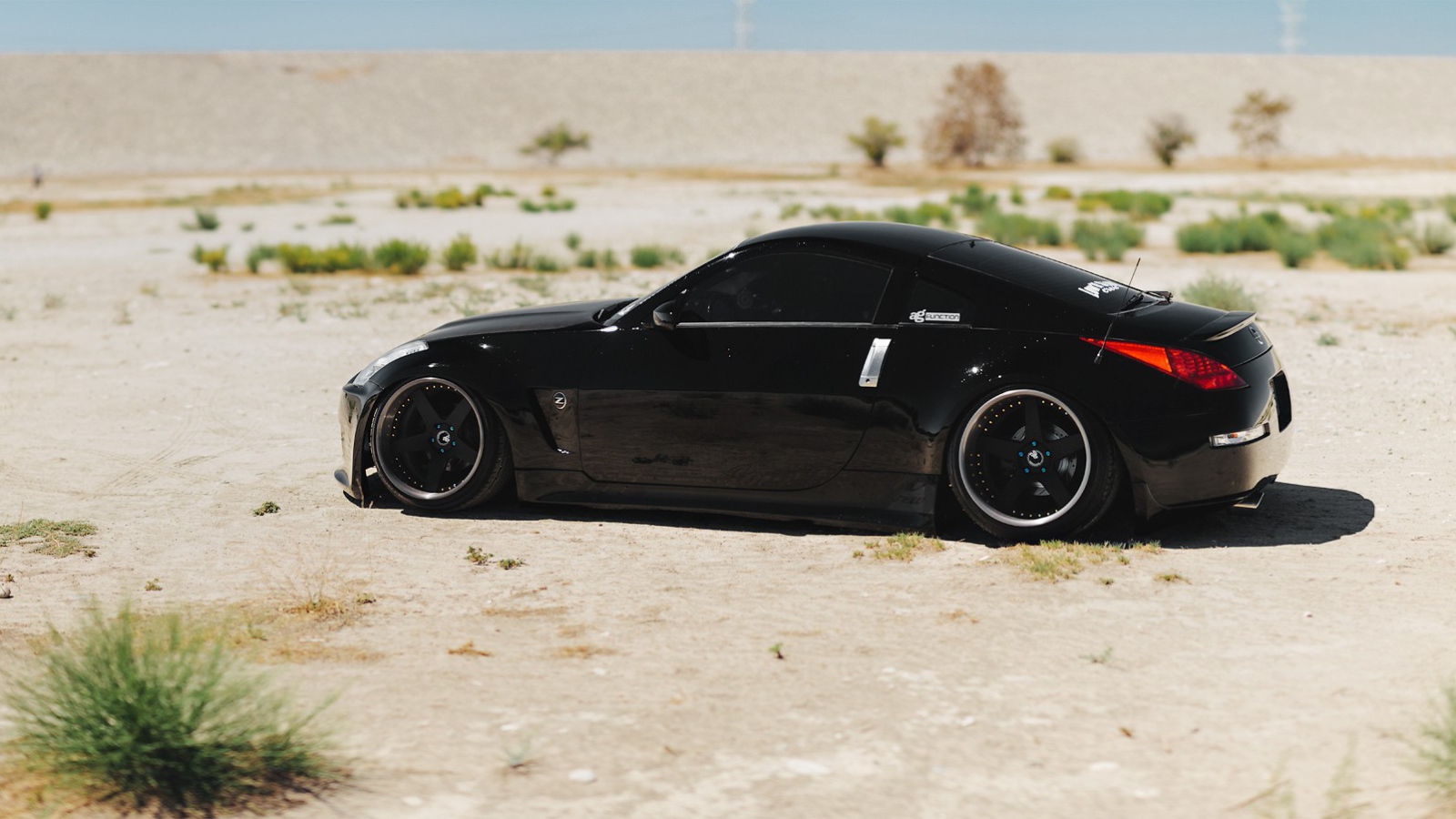 Черный Nissan 350Z на белом песке