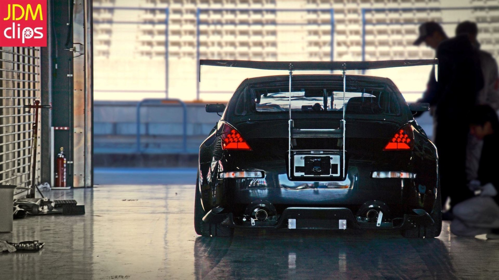 Автомобиль Nissan 350Z в гараже