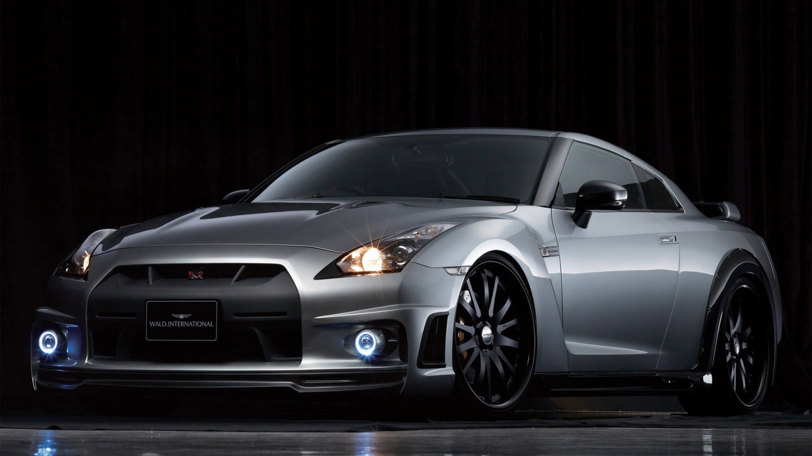 Серебристый автомобиль Nissan GT-R R35