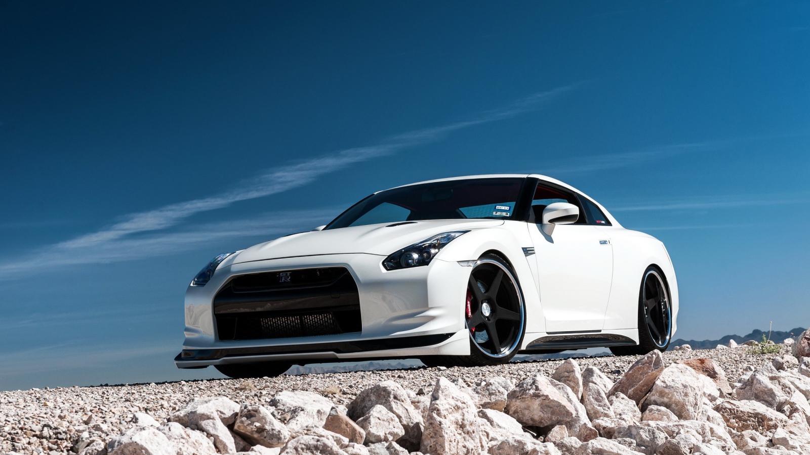 Белый Nissan GT-R на белых камнях