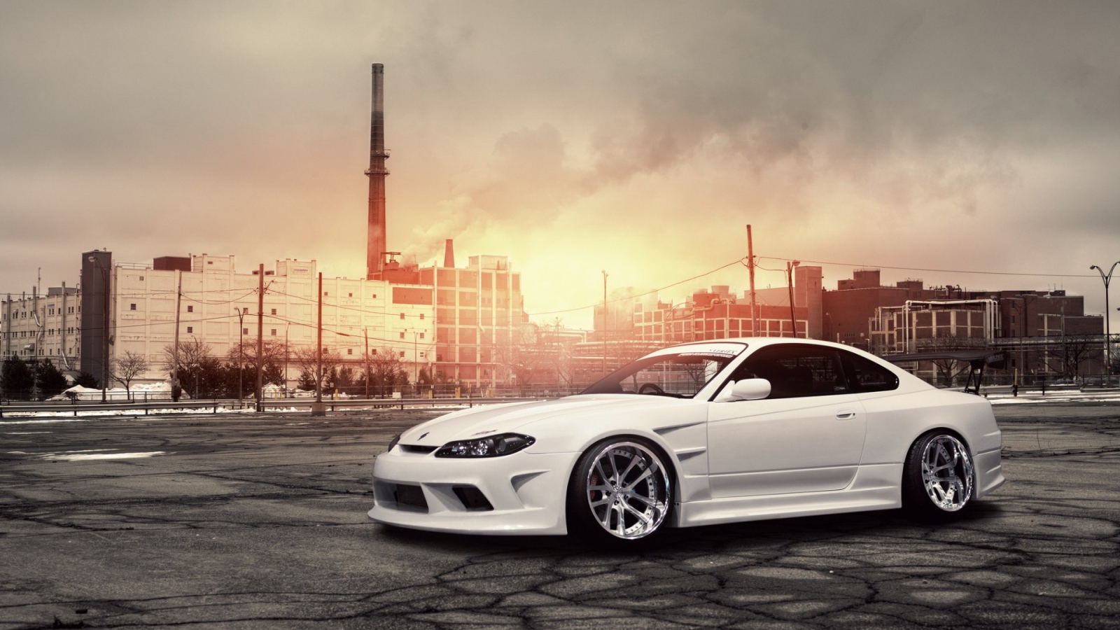 Белый Nissan Silvia S15 на фоне завода