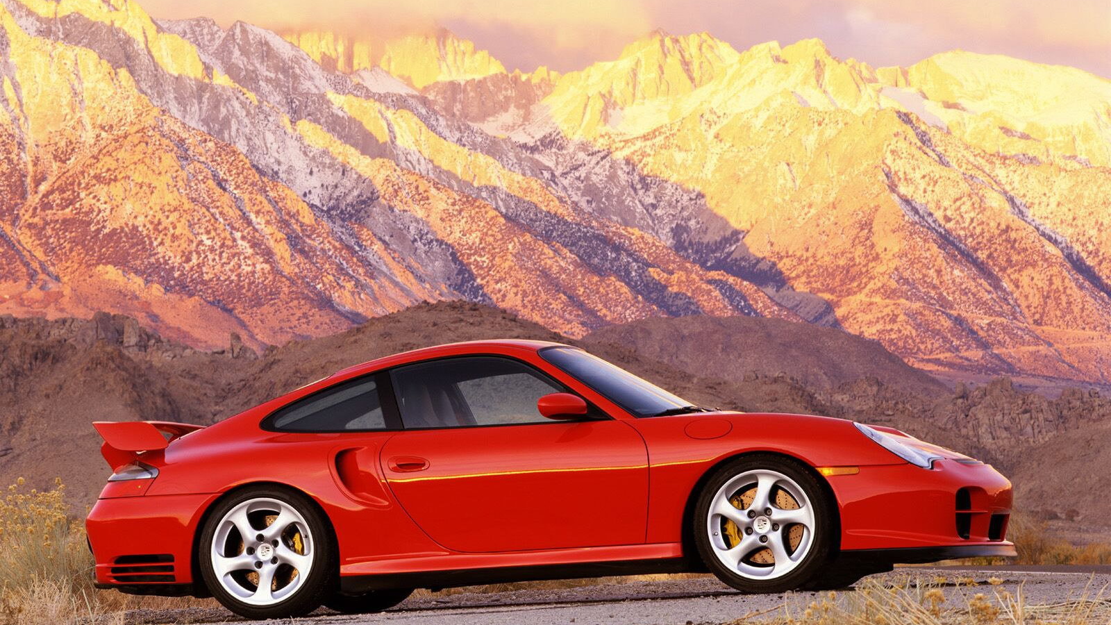 Красный автомобиль на фоне гор