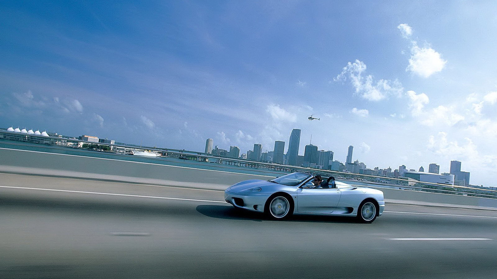 Белый кабриолет мчится по дороге