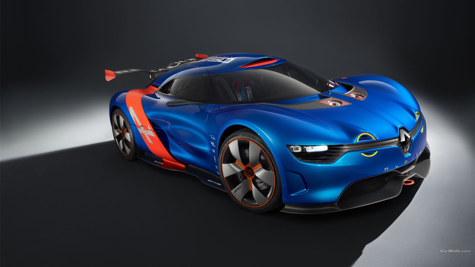 Спортивный Renault Alpine на черном фоне