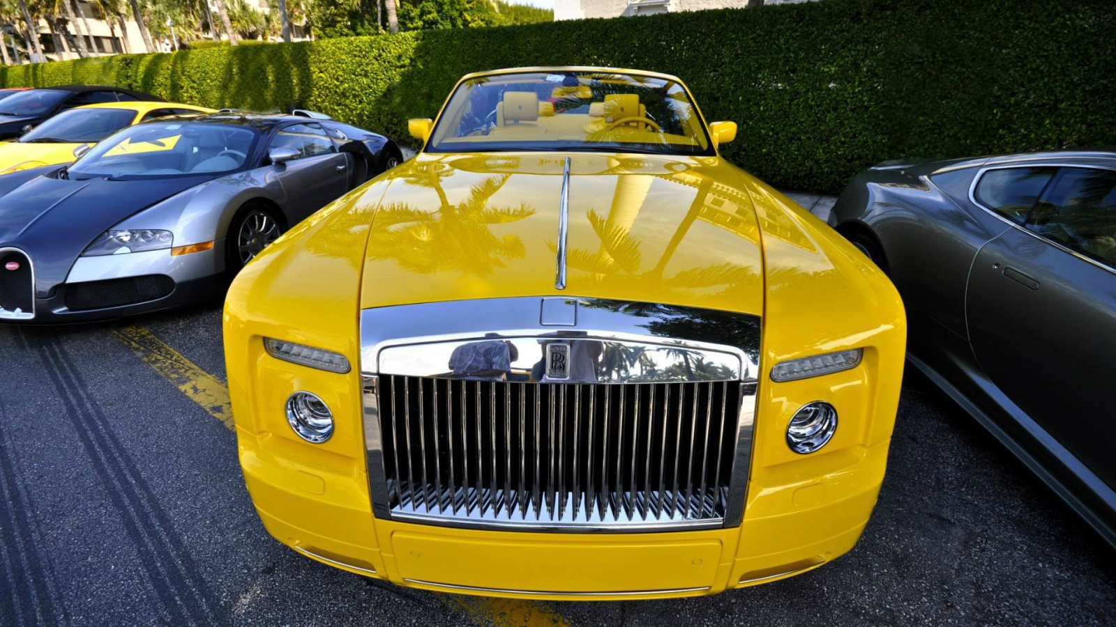 Желтый Rolls-Royce Phantom