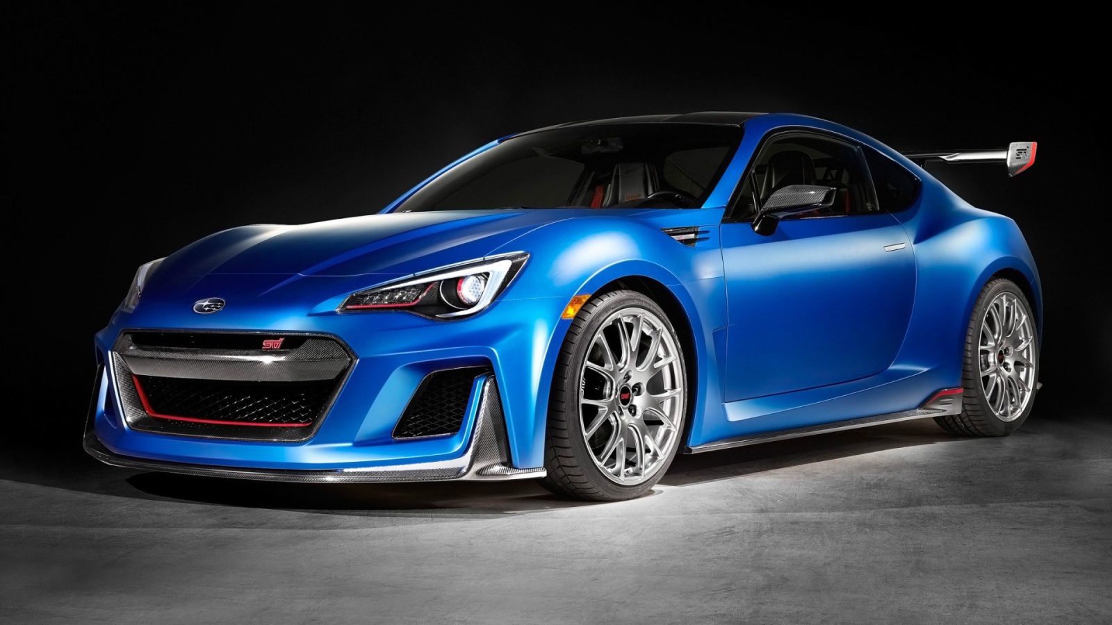 Голубой автомобиль Subaru STI Performance