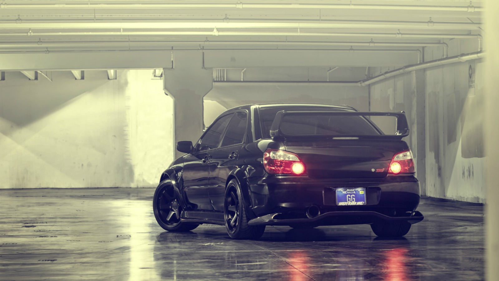 Subaru Impreza STI на стоянке