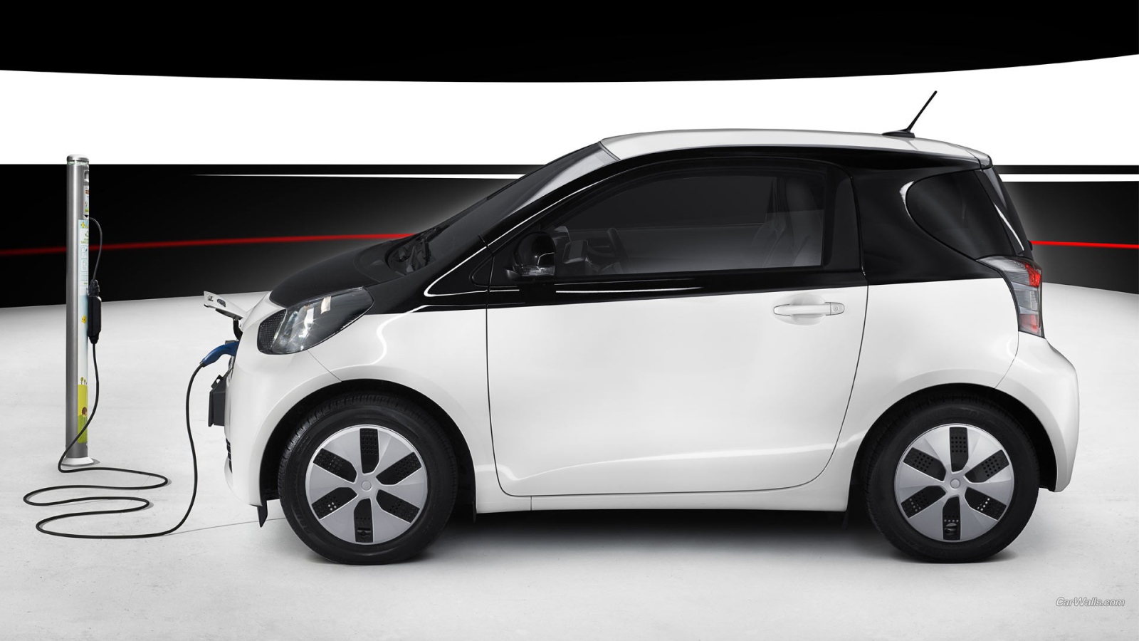 Зарядка электрического авто Toyota IQ