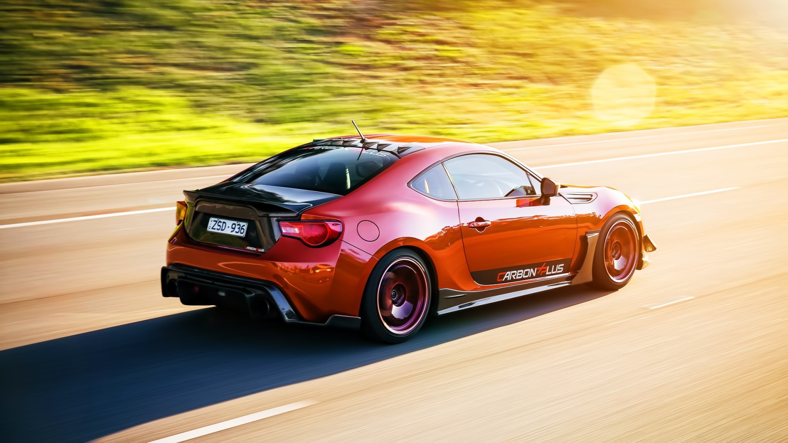 Красная Toyota GT86 на дороге