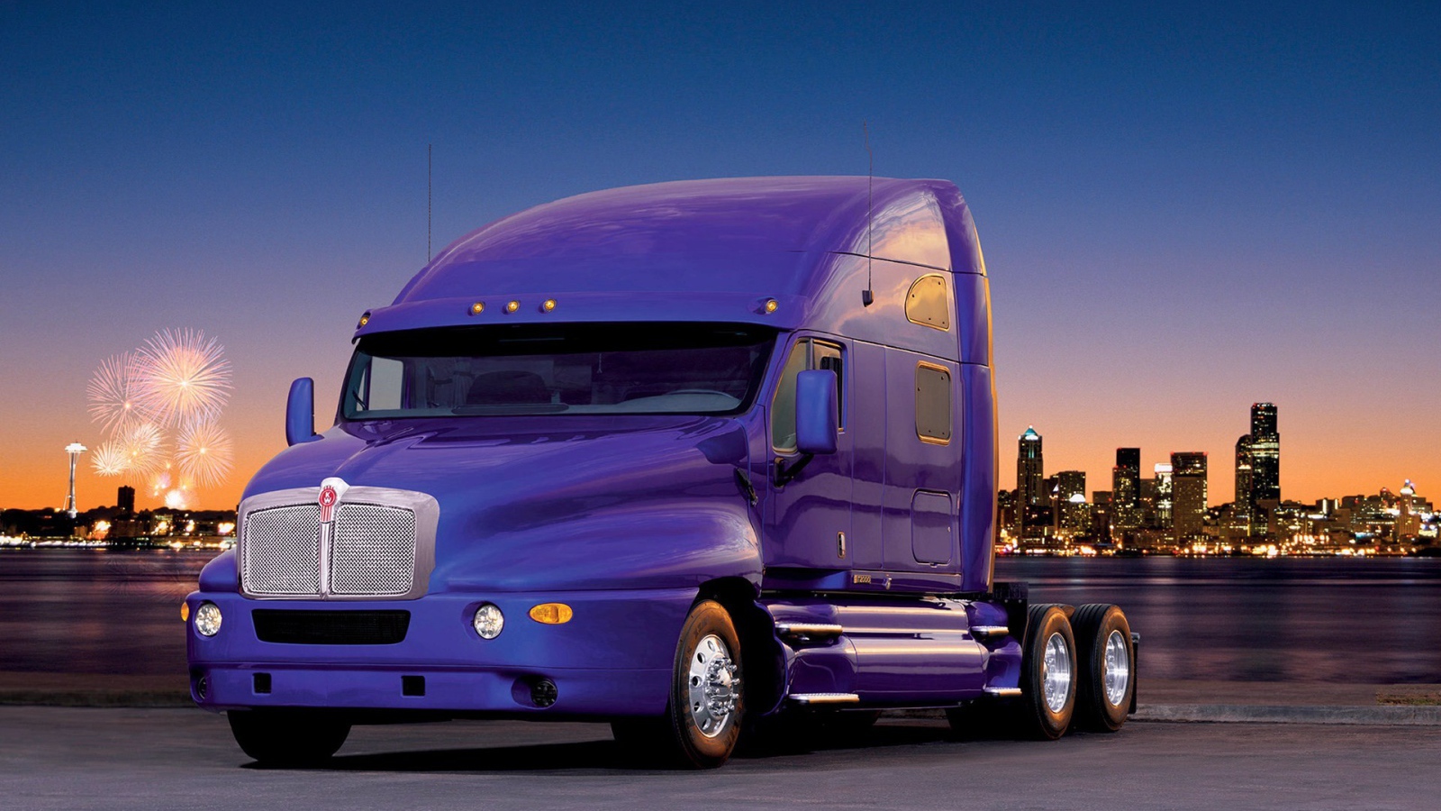 Мощный сиреневый тягач на фоне города