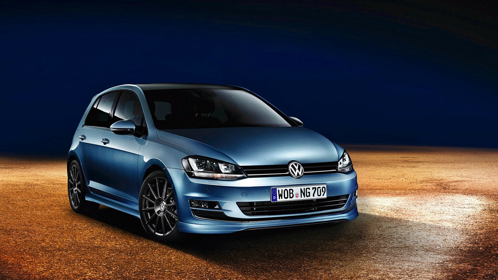 Голубой автомобиль Volkswagen golf 7