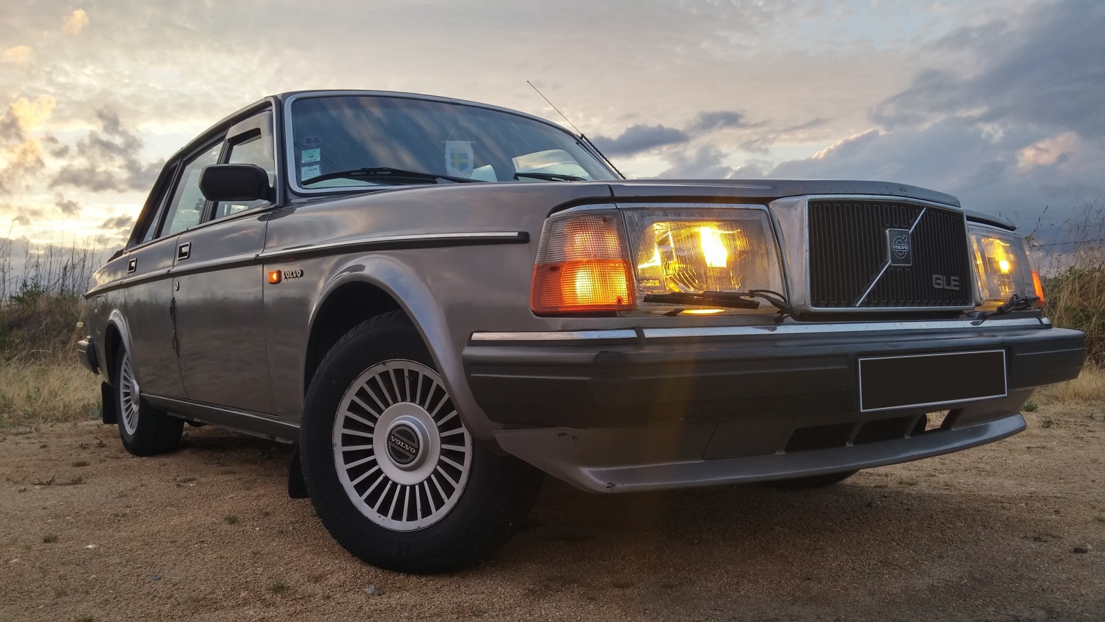 Коричневый автомобиль Volvo 240