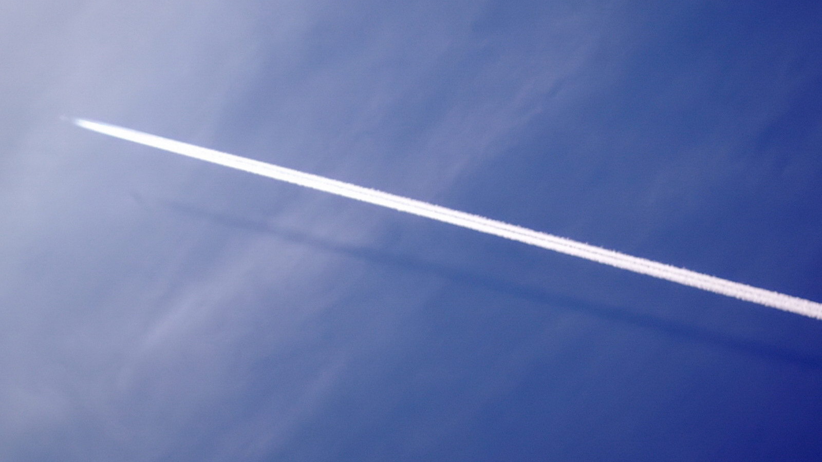 Белый след самолета