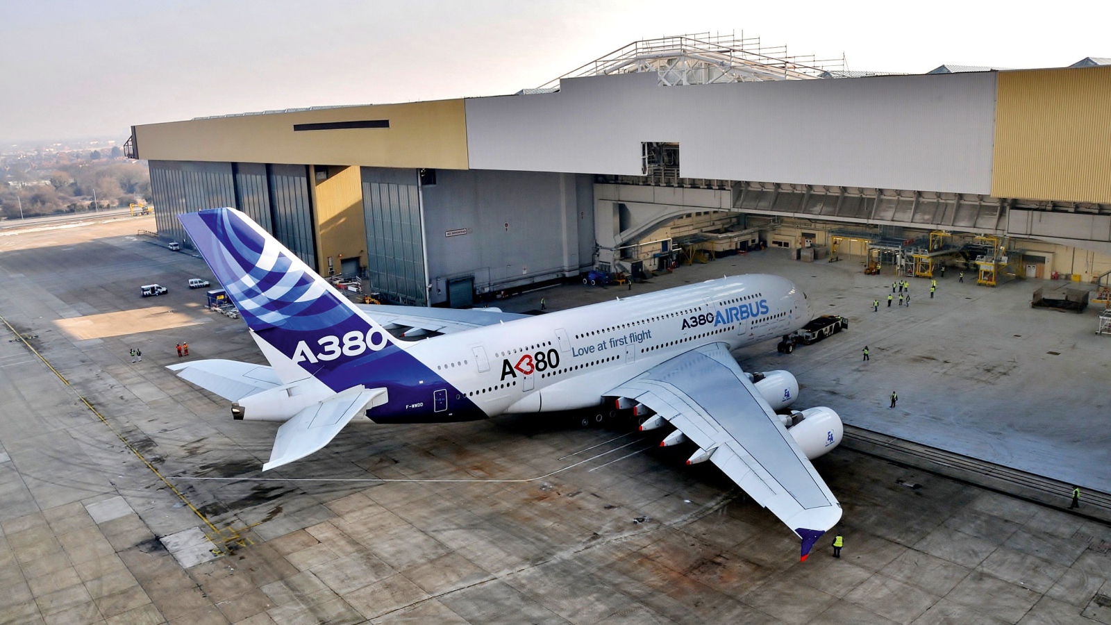 Самолет Airbus A380 на обслуживании в ангаре